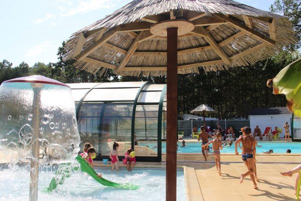 Piscine couverte et chauffée du camping Domaine de Pont Mahé